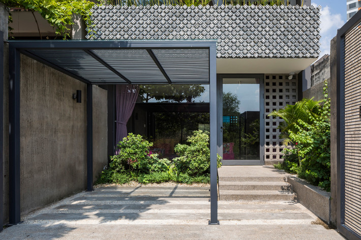 Lấy cảm hứng từ di sản của chủ nghĩa hiện đại Việt Nam, nhóm thiết kế đã thử nghiệm các mẫu gạch và các khối xi măng để tạo nên một mặt tiền sinh động nhưng vẫn hợp lý.