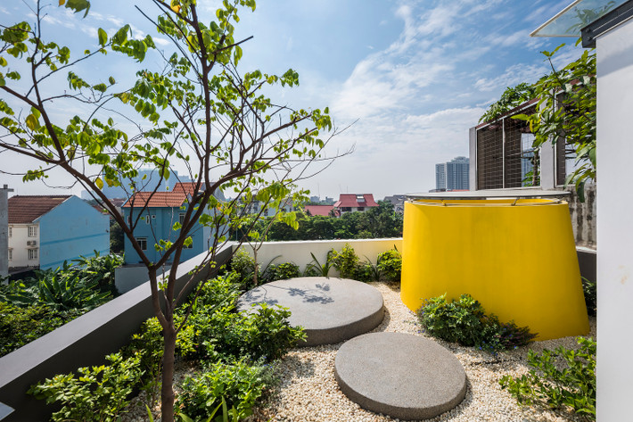 Ngoài ánh sáng tự nhiên, hệ thống thông gió, thảm thực vật tươi tốt và không gian được tối ưu hóa, ngôi nhà còn ấn tượng bởi màu sắc sống động. Nguồn ảnh: Hiroyuki OKI