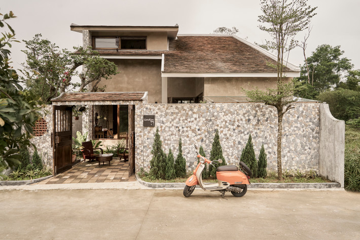 Toạ lạc tại thành phố Huế, Tranquille House là ngôi nhà do các con dựng để bố mẹ an hưởng tuổi già và làm vườn.