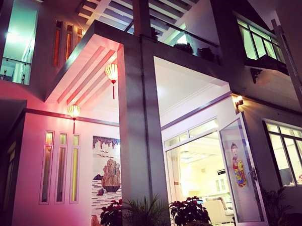 Đêm xuống, căn biệt thự của gia đình Phạm Hương vô cùng lộng lẫy. Ảnh: Lao động