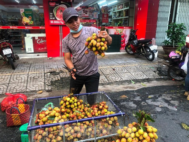 Đáng chú ý, tại một số chợ ở TP HCM, giá vải tươi hiện chỉ khoảng 50.000 đồng/kg. Ảnh: Tiền phong