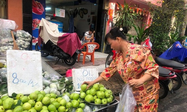 Ổi có giá rẻ nhất, từ 8.000-10.000 đồng/kg. Ảnh: Tiền phong
