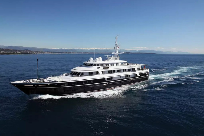 Được chế tạo cách đây ba thập kỷ, đây là một trong những mẫu Feadship hiếm hoi từ đầu những năm 1990 vẫn còn hoạt động trên biển.
