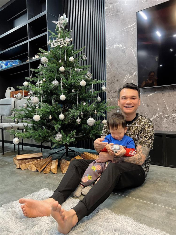 Căn biệt thự của Khắc Việt và vợ DJ xinh đẹp Thảo Bebe gồm 5 tầng với nội thất hiện đại, tiện nghi.