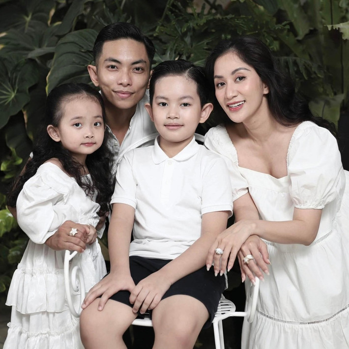 Vườn kiểng lá cũng trở thành nơi chụp ảnh đẹp không kém studio của cả gia đình. Ảnh: FB Khánh Thi