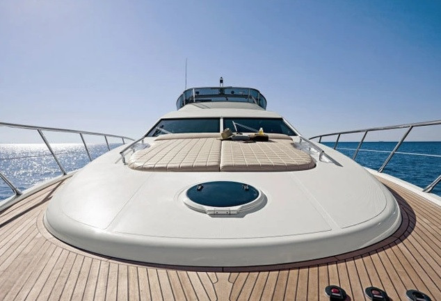Gia đình tỷ phú Johnathan Hạnh Nguyễn sở hữu du thuyền Azimut 70 sang trọng bậc nhất Sài Gòn. Chiếc du thuyền có giá đến 4 triệu USD, tương đương 92,6 tỷ đồng. Ảnh: Pháp luật & bạn đọc