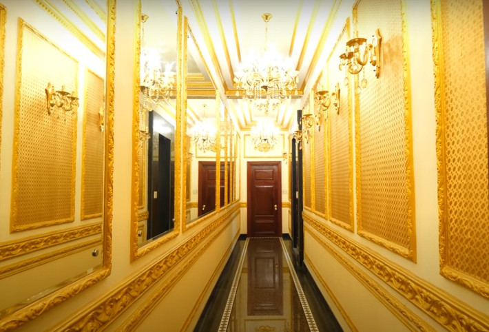 Hành lang rất dài dễn đến phòng vui chơi giải trí. Ảnh: NhaF