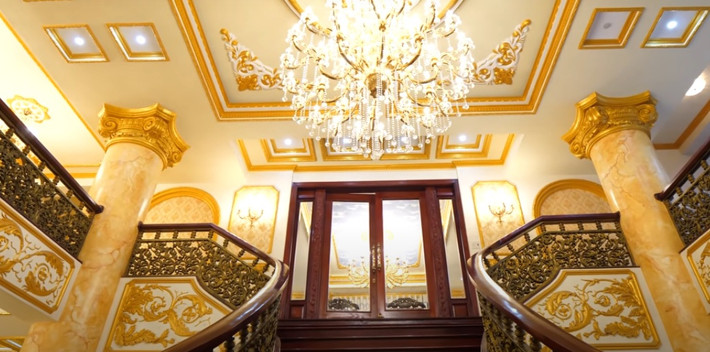 Nhìn bên ngoài, ngôi nhà không có gì quá khác biệt so với những công trình xung quanh. Thế nhưng, bên trong lại khiến nhiều ngường ngỡ ngàng. Ảnh: NhaF
