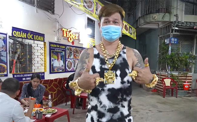 Xong việc, hai vợ chồng lại tháo ra và cất gọn trong hộc tủ. Ảnh: Dân Việt