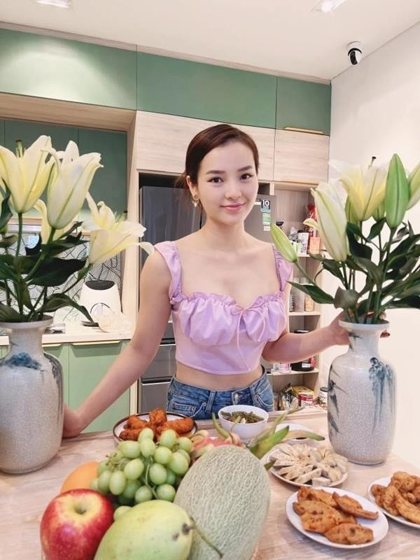 Khu bếp hiện đại được Phương Trinh Jolie trang trí bằng nhiều hoa tươi. Ảnh: FBNV