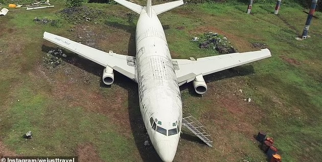 Chiếc máy bay Boeing 737 bị bỏ lại ngay giữa một đồng cỏ ở Bali vô tình trở thành điểm hút khách du lịch từ khắp nơi trên thế giới. Ảnh: DM