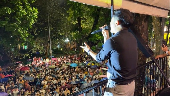 Dù đang trong thời gian tạm chia tay với nghiệp ca hát nhưng ca sĩ Tuấn Hưng vẫn có những buổi hòa nhạc của riêng mình ngay tại ban công nhà ở phố đi bộ Hồ Gươm, Hoàn Kiếm, Hà Nội. Ảnh: Tiền phong
