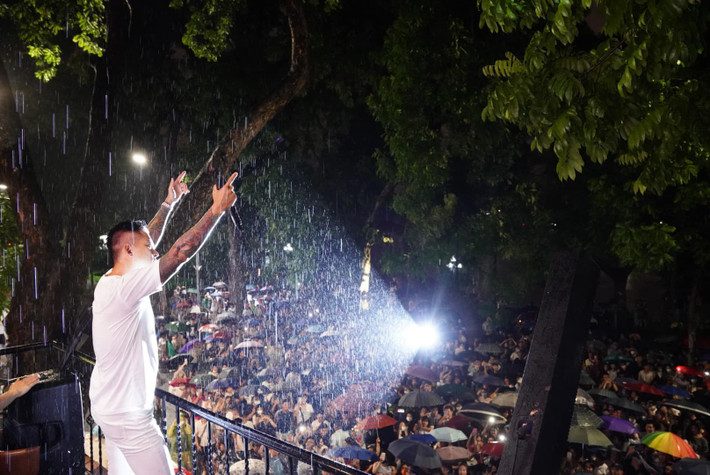 Tối 6/8 vừa qua, dù trời Hà Nội mưa to song hàng nghìn khán giả vẫn đứng kín đường nghe Tuấn Hưng hát ở ban công nhà riêng. Ảnh: FB Tuan Hung Nguyen