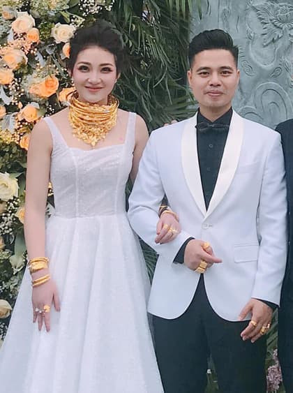 Năm 2019, cô dâu Thu Hương ở Nam Định gây xôn xao cộng đồng mạng bởi đám cưới xa hoa. Đặc biệt, cô dâu được bố mẹ tặng 200 cây vàng làm của hồi môn. Ảnh: Facebook