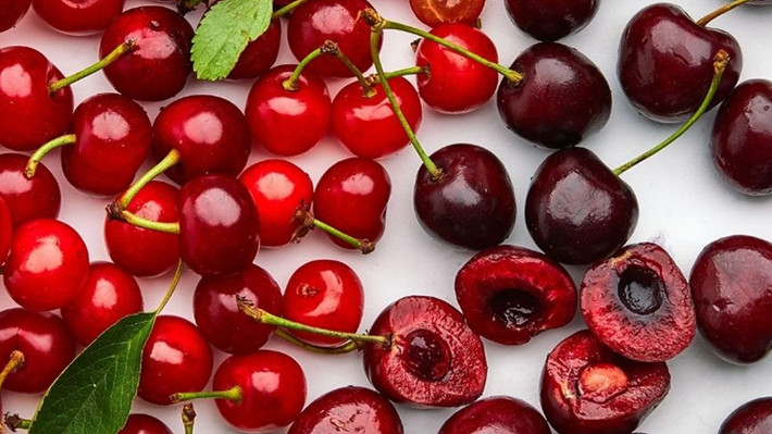 Cherry là loại trái cây quen thuộc ở Châu Âu. Tại Việt Nam, cherry được bán nhiều trong các siêu thị và cửa hàng hoa quả nhập khẩu với giá từ 350.000 - 1 triệu đồng/kg tuỳ thời điểm. Ảnh: Internet