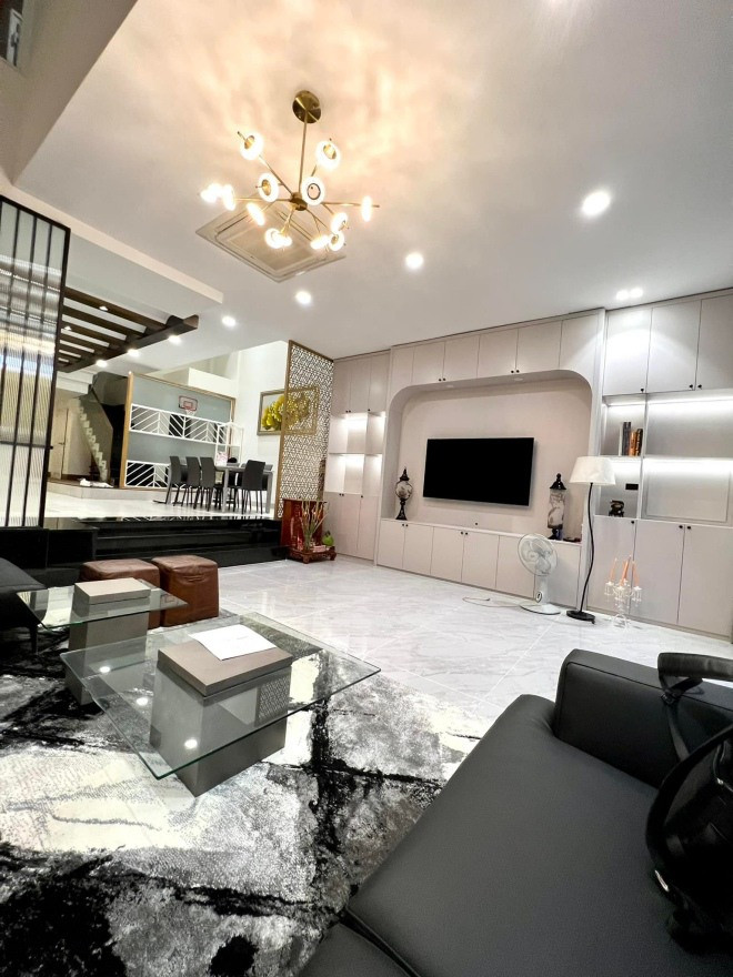 Ngôi nhà của Hồ Quang Hiếu có 3 tầng, 1 trệt, diện tích 300m2. Ảnh: FBNV