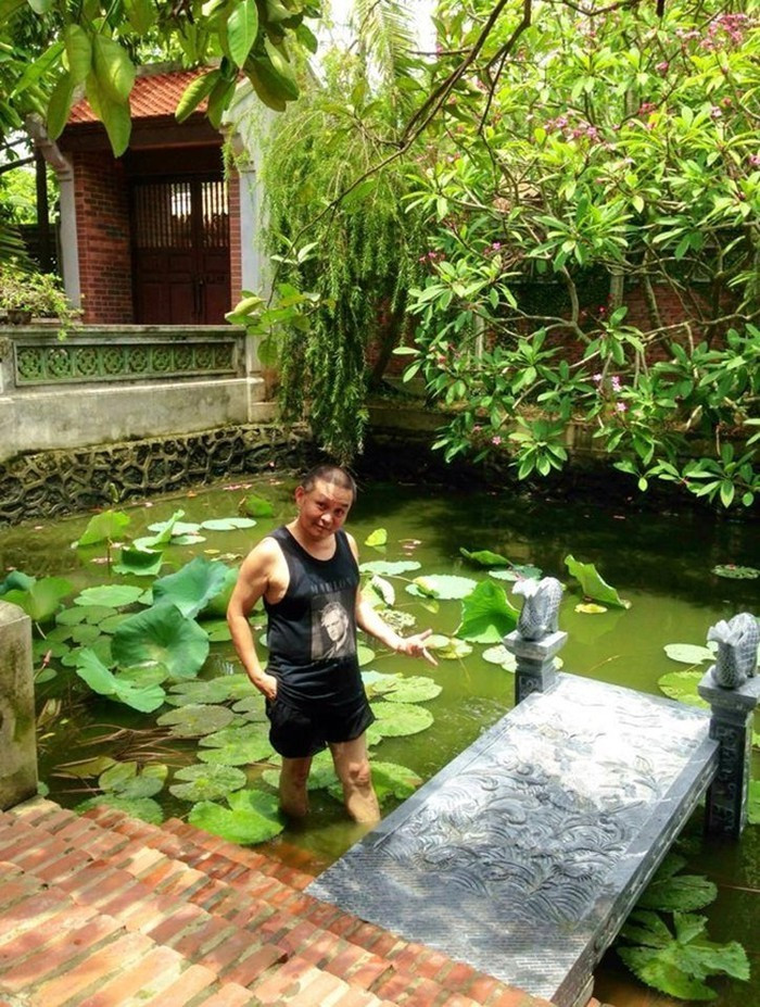 Trong khuôn viên nhà có ao cá rộng rãi với bậc thềm gạch, cầu đá, xung quanh trồng nhiều cây toả bóng mát. Ảnh: Baodautu