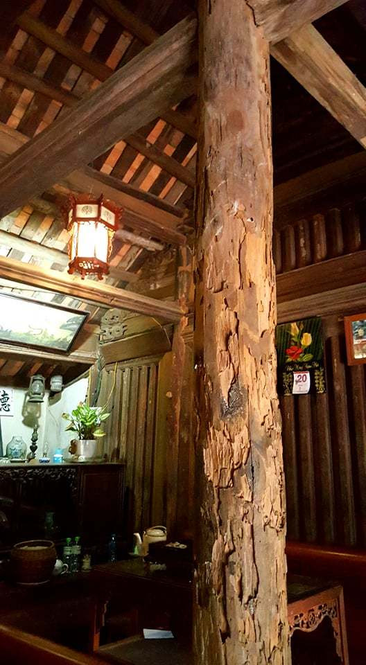 Trong ngôi nhà cổ, một số cột đã bị mục ruỗng theo thời gian, mối mọt nhưng các cột khác vẫn khá nguyên vẹn. Ảnh: Vietnamnet