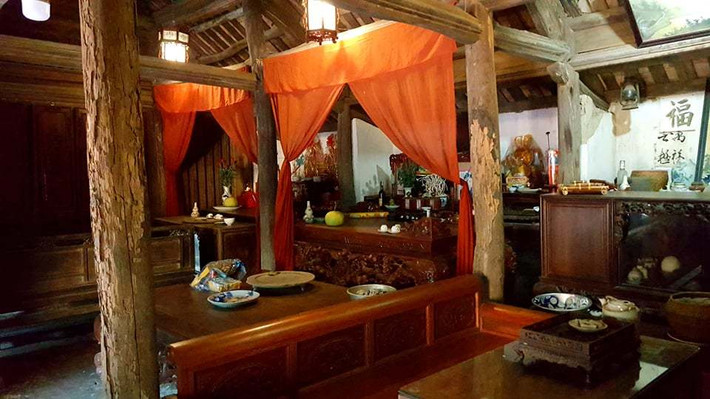 Bên trong ngôi nhà có nhiều đồ cổ mang giá trị về mặt văn hoá, niên đại như bình sứ, bát sứ, mâm đồng 3 chân...Ảnh: Vietnamnet