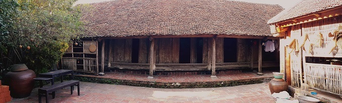 Ngôi nhà có chiều dài 14,5m, rộng hơn 7m, kết cấu theo kiểu 5 gian, 3 gian giữa là nơi để thờ cúng tổ tiên, bên cạnh bài trí bộ trường kỷ dùng để tiếp khách, 2 gian bên cạnh dùng làm phòng ngủ. Ảnh: Vietnamnet
