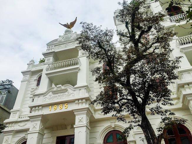 Trên đỉnh của toà nhà có hình đại bàng tung cánh. Ảnh: Người đưa tin