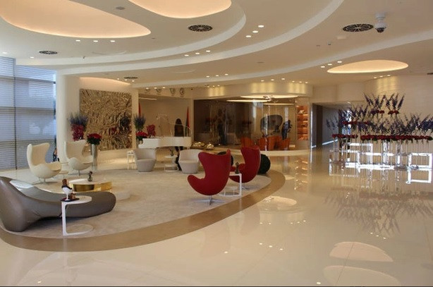 Nhà ga sân bay Dubai là một trong những nhà ga lớn nhất thế giới với diện tích lên đến 5000km2. Nơi đây được chia thành ba khu vực để khai thác, mỗi khu vực sẽ do một công ty dịch vụ hàng không sử dụng và quản lý.