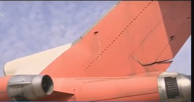 Đuôi chiếc máy bay Boeing đã bị thời gian "xé toạc". Ảnh: Người lao động