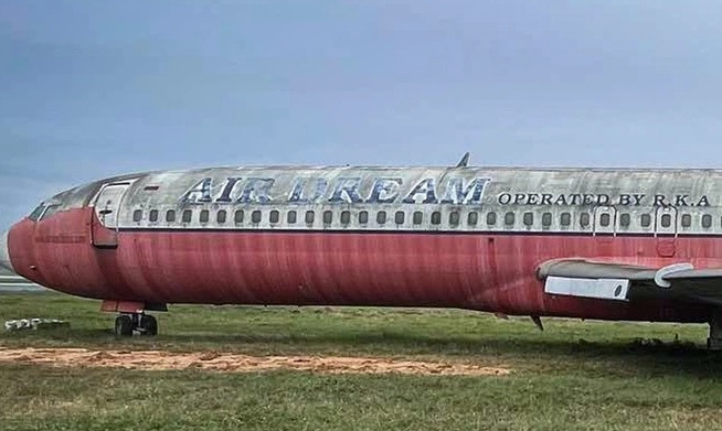 Hơn 10 năm "phơi mưa phơi nắng", dòng chữ biểu tượng "air dream" trên chiếc máy bay đã dần phai. Ảnh: Dân trí
