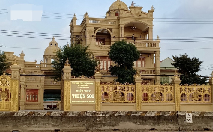 Trước khi bị bắt để làm rõ hành vi cho vay lãi nặng và rửa tiền, đại gia Thiện Soi được biết đến với căn biệt thự dát vàng nằm trên Quốc lộ 51. Ảnh; VOV