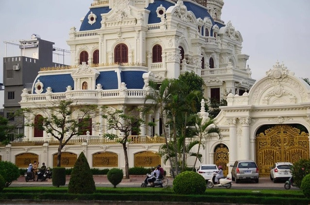 Đại gia xăng dầu Ngô Văn Phát bị khởi tối vì tội mua bán trái phép hóa đơn. Trước khi vướng vòng lao lý, đại gia Phát dầu nổi tiếng với căn biệt thự “khủng”, lộng lẫy nguy nga như cung điện, tọa lạc ở những vị trí đắc địa ở TP Hải Phòng. Ảnh: Dân trí
