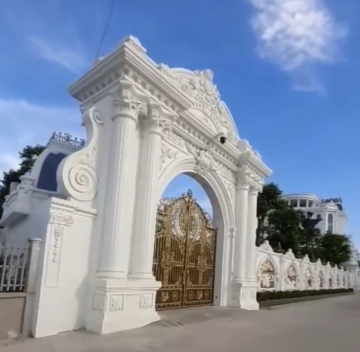 Tòa lâu đài hoành tráng có dãy cổng dài hàng trăm mét, cao lừng lững được gắn hệ thống camera an ninh thông minh. Ảnh: Pháp luật Việt Nam
