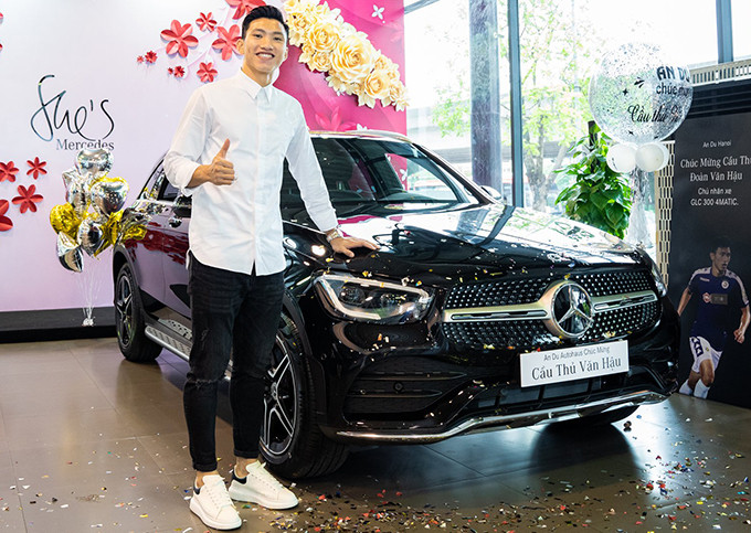 Năm 2020, Đoàn Văn Hậu cũng tự sắm cho mình xế hiệu Mercedes-Benz GLC 300 trị giá gần 3 tỷ đồng. Ảnh: MAD.