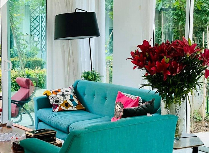 Phòng khách thoáng rộng, sáng sủa nhờ hệ thống cửa kính lớn.