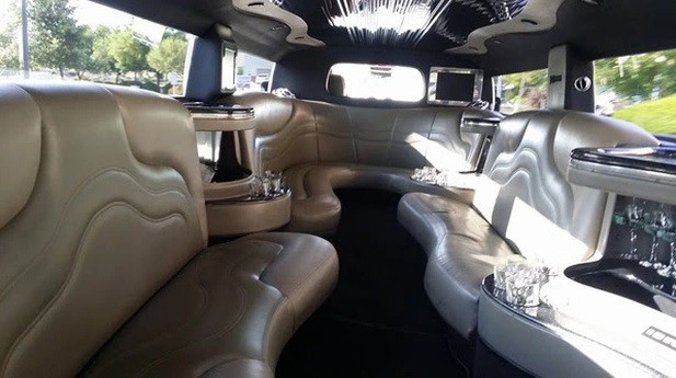 Ca sĩ Quang Lê còn sở hữu xe Limousine sang trọng. Ảnh: FBNV