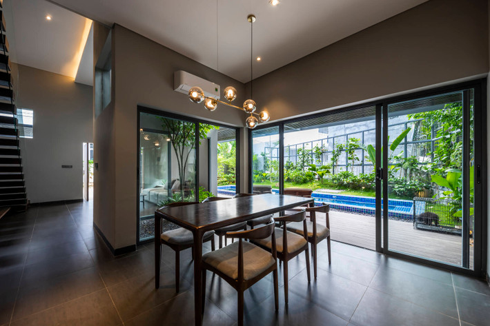 Nhà bếp - ăn kết nối với sân vườn và bể bơi bằng cửa kính trượt cỡ lớn.