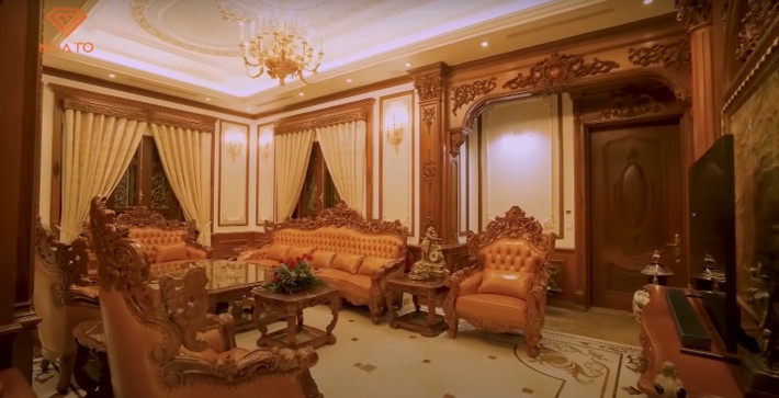 Phòng khách nổi bật với bộ bàn ghế gõ đỏ và bọc da bò tự nhiên Italia.