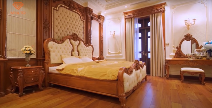 Mỗi phòng đều được sử dụng nội thất làm bằng gỗ tự nhiên và bọc da, thiết kế trần dát vàng, mang đậm phong cách hoàng gia cổ điển rất sang trọng.