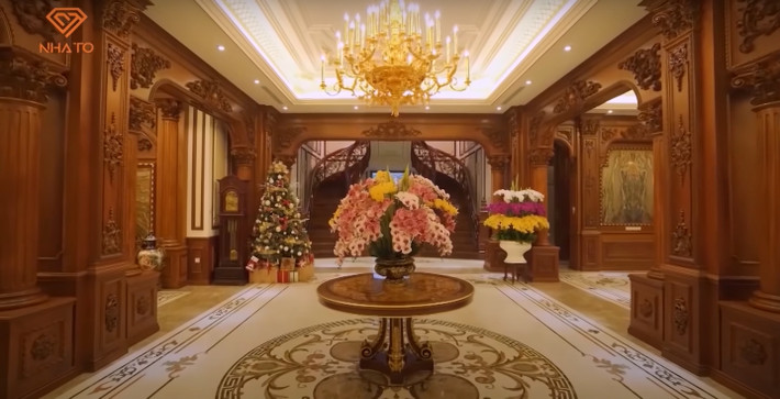 Sảnh đón khách kết nối toàn bộ không gian, được lát bằng đá Marble Tây Ban Nha, tạo cảm giác thông thoáng và rộng rãi.