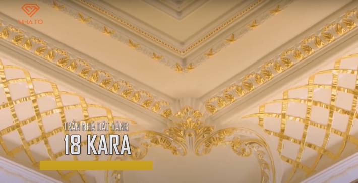 Trên trần nhà được dát vàng 18K của Ý cùng với đèn trùm dát vàng có màu sắc đậm nét hơn.