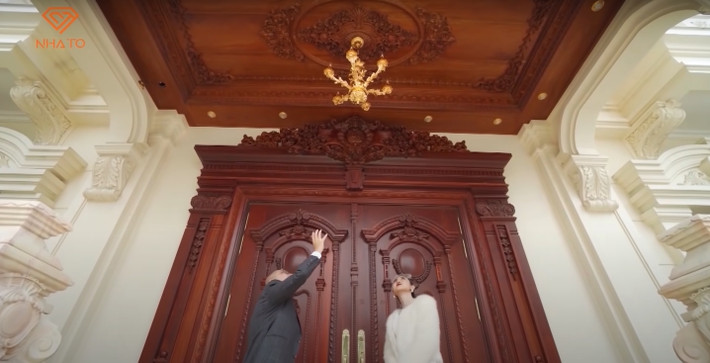 Căn biệt thự xây theo kiến trúc Châu Âu cổ điển. Trần của sảnh đón khách chính được ốp bằng gỗ, thả đèn làm bằng vàng 24K.
