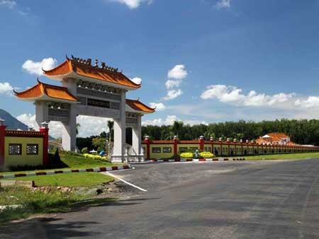 Trong công viên nghĩa trang toạ lạc tại xã Trường Hòa, huyện Hòa Thành (Tây Ninh), một đại gia đã bạo tay chi 8 tỷ đồng để xây lăng mộ cho mình. Ảnh: Nhípongkinhdoanh