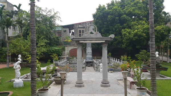 Khu lăng mộ của vị đại gia đất Cảng được xây dựng ngay cạnh khu biệt thự mà vợ chồng ông đang sinh sống. Ảnh: Dân Việt