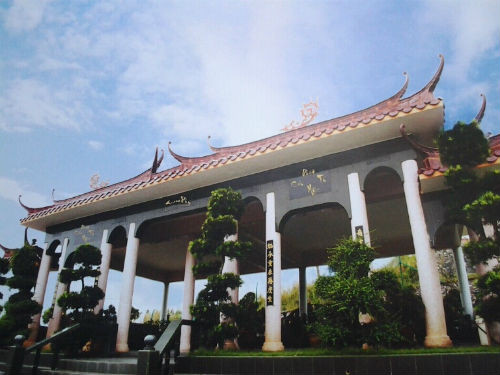 Theo tiết lộ, vị đại gia chơi trội này mua hẳn khu đất rộng hơn 100 m2 dành để xây huyệt mộ theo kiến trúc dạng gia tộc hào hoa. Ảnh: Giaoduc