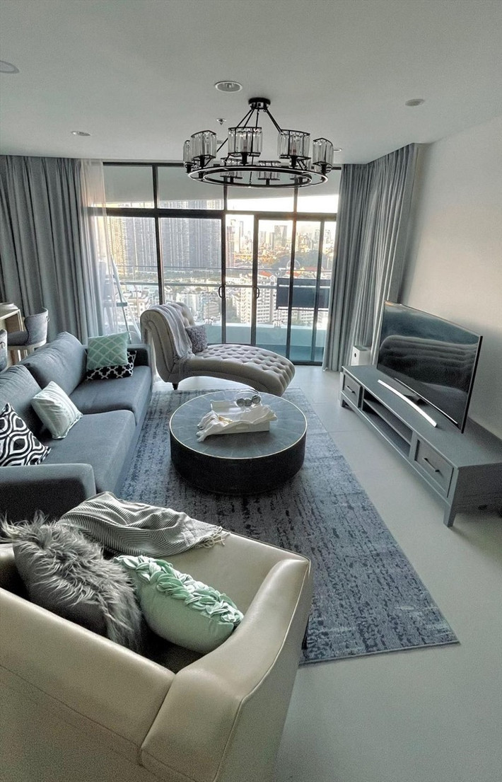 Căn hộ của siêu mẫu Hà Anh rộng 170m2, gồm phòng khách, bếp, phòng ngủ và ban công rộng rãi. Ảnh: Lao động