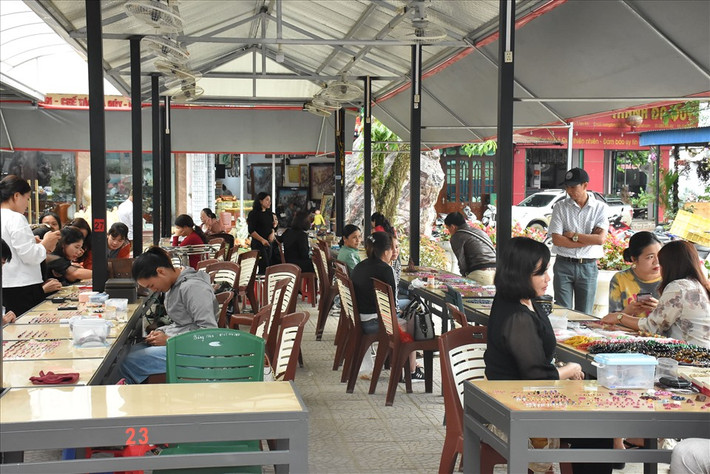 Chợ bán đá quý giá trị cao, bày bán như rau nhưng an ninh tuyệt đối an toàn, không xảy ra tình trạng trộm cắp, cướp giật. Ảnh: Lao động
