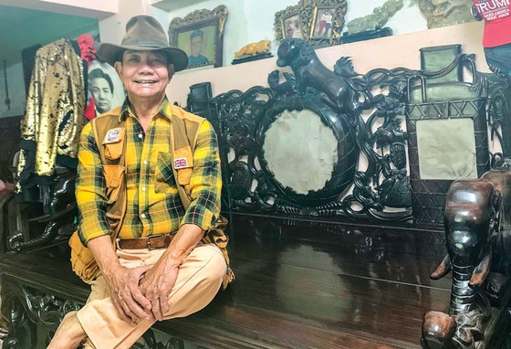 Ông Hoàng Văn Cường (SN 1949) được mệnh danh là "ông vua đồ cổ Sài thành". Sinh ra và lớn lên ở Huế nhưng khi 10 tuổi, vì hoàn cảnh khó khăn, ông phải rời quê vào Sài Gòn tìm kế sinh nhai. Ảnh: Saigondautu