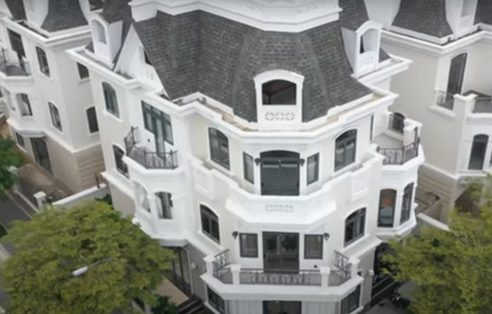 Mới đây, Kênh NhaF giời thiệu đến khán giả một biệt thự ở quận 2 (TP HCM) có vị trí rất đẹp với 2 mặt tiền.