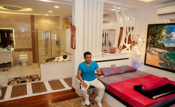 Phòng ngủ hơn 100 m2 được Lý Hùng phân thành hai khu. Khu vực dành cho phòng tắm, tủ quần áo được lát và ốp đá. Ảnh: Zing