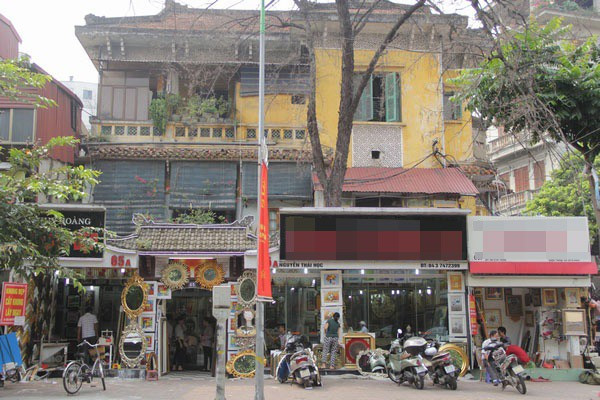 Bên cạnh sự nghiệp, nghệ sĩ Chiều Xuân còn được ngưỡng mộ bởi cuộc sống hạnh phúc bên gia đình. Vợ chồng nghệ sĩ Chiều Xuân sống cùng con gái út trong căn nhà cổ ở 65 Nguyễn Thái Học (Ba Đình, Hà Nội). Ảnh: Giadinhxahoi
