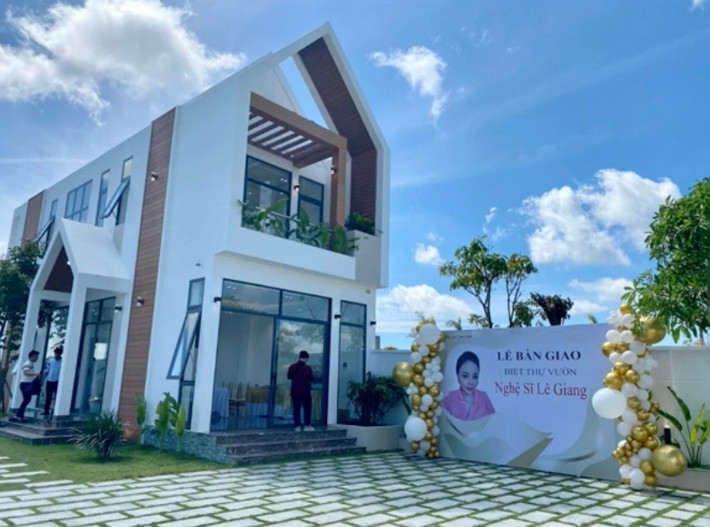 Ngôi nhà có 2 tầng khang trang với thiết kế hiện đại. Ảnh: TikTok @tuanngoc868912